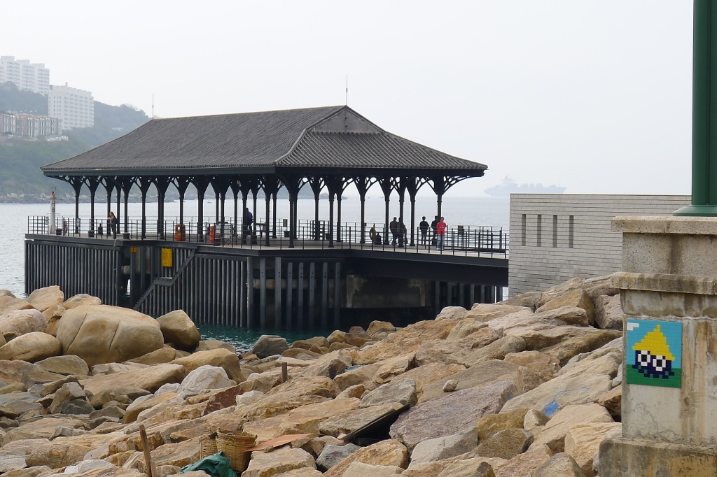 black-blue-invader-at-stanley-pier