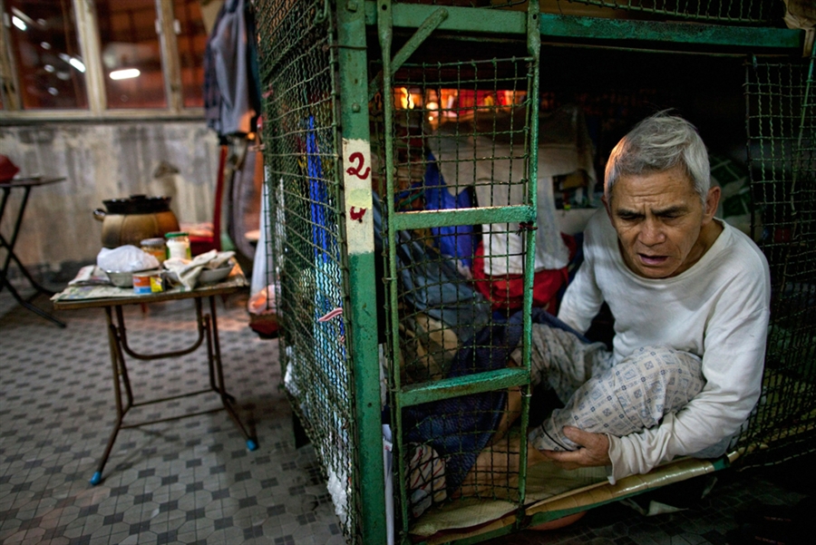 pb-101128-cage2-cannon.photoblog900